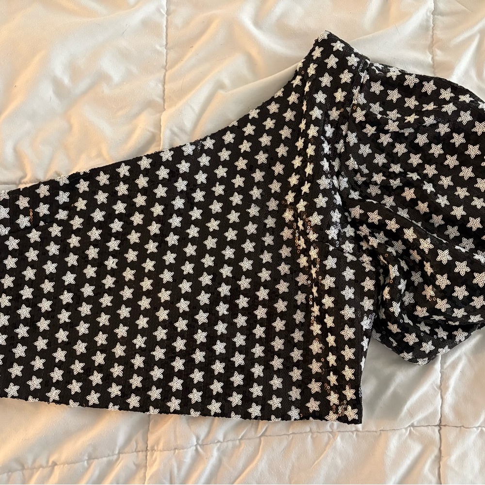 QUEEN OF SPARKLES Black and White One Shoulder Star Top